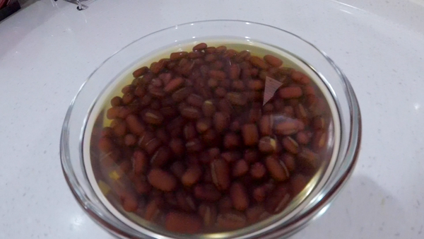 前一晚先將紅豆浸泡熱水。浸泡8小時