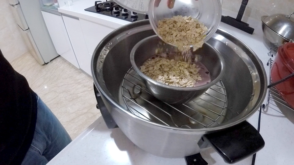 跳起後，加入燕麥，倒入牛奶200ml，先攪拌均勻。外鍋再一杯水，電鍋跳起後就完成了！