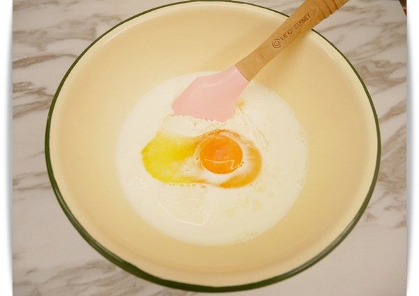 將材料通通放入容器中。