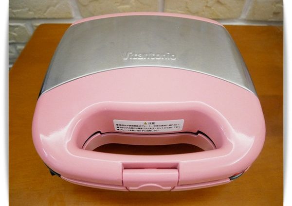 將鬆餅機熱機，也可以在烤盤上稍微抹油熱機。