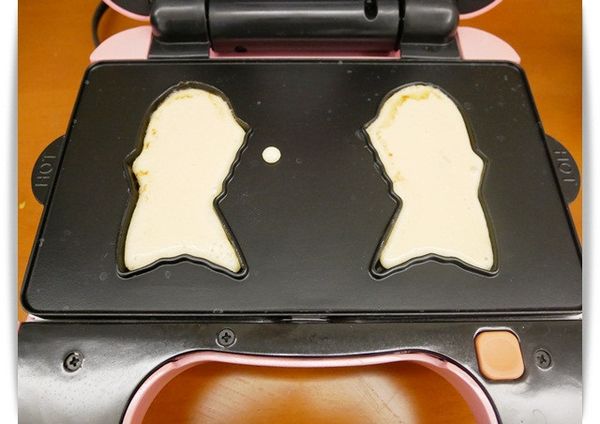 熱機完成後倒入粉漿至烤盤內，蓋上蓋子烤約3-5分鐘即可。