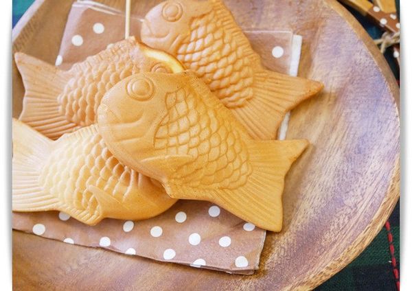 外皮有點酥脆但口感是柔軟的，蛋香氣很吸引寶寶 ♡ 而且沒有添加砂糖一樣很好吃，當作寶寶手指食物也很適合。媽媽自己也拿了一條鯛魚燒試試味道，單純滋味挺不錯吃的。