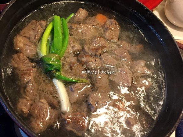 接著鍋中倒入開水至八分滿，開大火，丟入蔥段，水滾後轉中火撈掉上面雜質泡泡，撈乾淨之後轉小火，蓋上鍋蓋，開始進入燉煮階段，一小時後開鍋加水至八分滿，此時加入干貝粉提味。蓋上鍋蓋以小火繼續煮30分鐘。完成之後是個人口味加入適量鹽巴即可完成