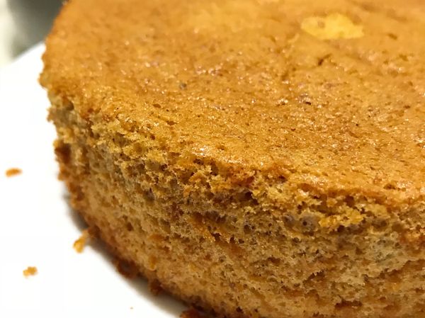 1.蛋黃糊：
蛋黃、黑糖、柳橙汁、胡蘿蔔絲、肉桂粉、肉荳蔻、薑泥、堅果碎、柳橙皮屑、檸檬皮屑、糖漬柳橙丁、低粉(過篩)、奶油(隔水加熱)通通攪在一起
2.先預熱烤箱10分鐘
3.蛋白打至挺 倒著不會流下來就可
4.蛋黃糊+蛋白糊用切半方式拌勻
5.倒入蛋糕模具
6.下火170度45分剩下10分轉上火