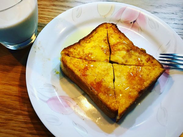 準備一片厚片白吐司，雞蛋一顆打散後，將白吐司雙面浸滿蛋液，吐司的邊邊最好也都沾一些蛋液比較有味道。