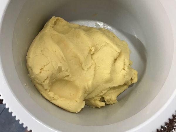 加入过筛的面粉，蜀粉，细砂糖，一起搅拌，外皮就做好了。
记得不要搅拌太大力。