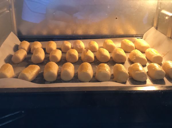 完成后，把分组1的蛋黄打散，在凤梨酥上涂上一层蛋黄，把烤炉开至160～180度 （视你的烤炉的热度），烤30分钟。