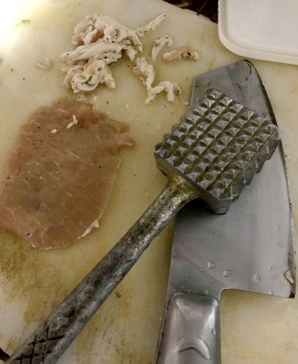 將里肌肉片，用刀去除多餘的油（白白的），再使用將肉片拍打，使咀嚼的口感更好，不會有咬不斷肉筋的口感。