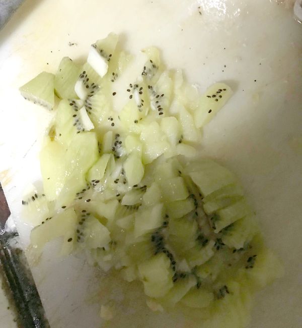 去除奇異果皮，切碎備用。蒜頭剝皮洗淨，拍打即可備用。