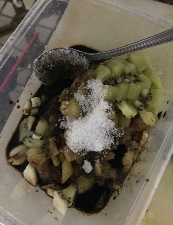 處理好的里肌肉片加入步驟２，放入醬油及砂糖，攪拌後淹漬１個晚上，醃肉動作就完成囉～～