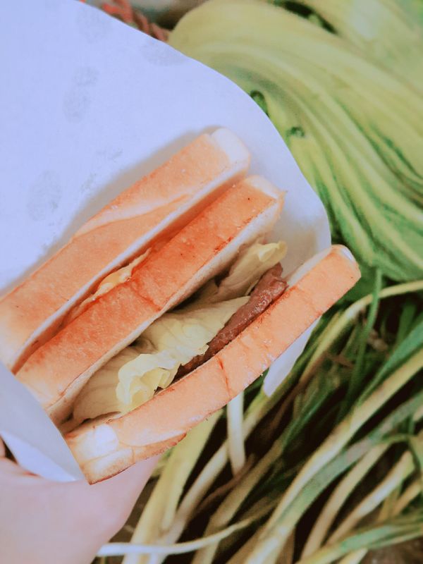 一片吐司＋1~1.5片肉片及美生菜+一片吐司+玉米蛋，蓋上一片吐司，好吃的肉蛋土司就完成囉～