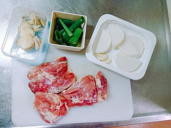 開始備料
蔥的部分請挑綠色切數段
蘿蔔切片大概1-2公分厚再切對半比較好入味
蒜頭去皮拍碎有裂開蒜味出來就好
薑切數片
雞腿肉不切塊，接下來的步驟比較好操作