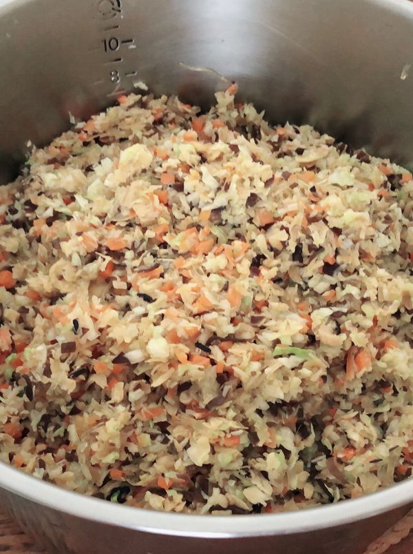 之後將其他料，跟香菇、紅蘿蔔🥕下去拌炒，加入五香粉、素蠔油即完成。