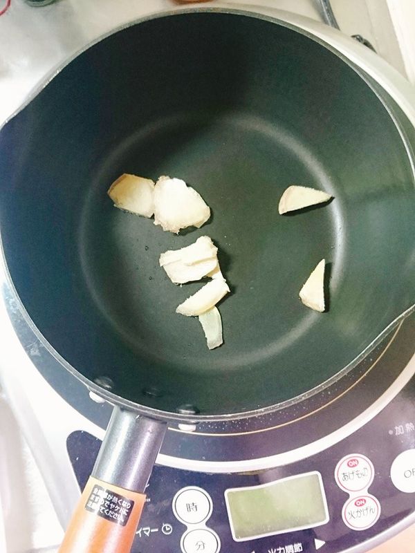 薑片下鍋小火乾煎去除水份(此步驟是因為我用的是冷凍薑片，室溫的薑片可以跳過此步驟喔)
去除完水份後加入油煸一下