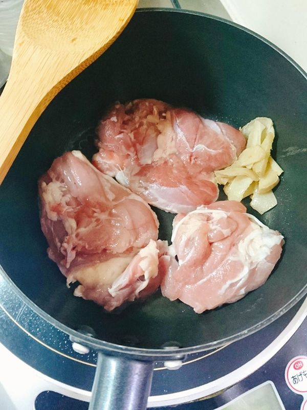 薑片煸出香味後
放入雞腿肉雞皮朝下小火煎