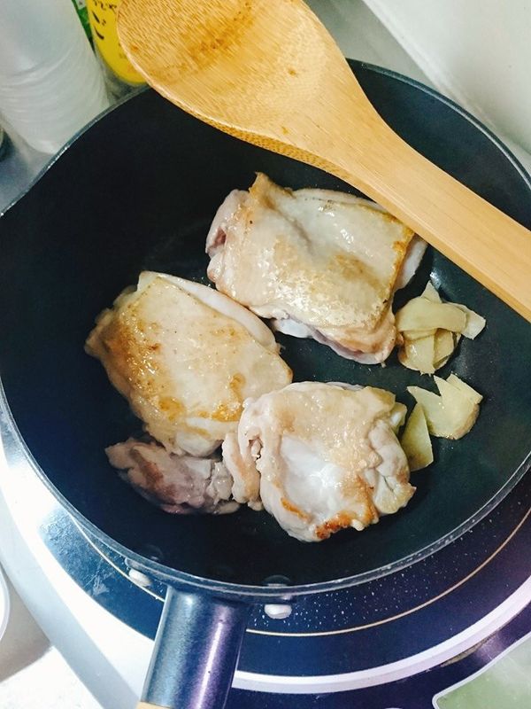 雞皮煎出金黃脆脆的樣子後翻面繼續煎