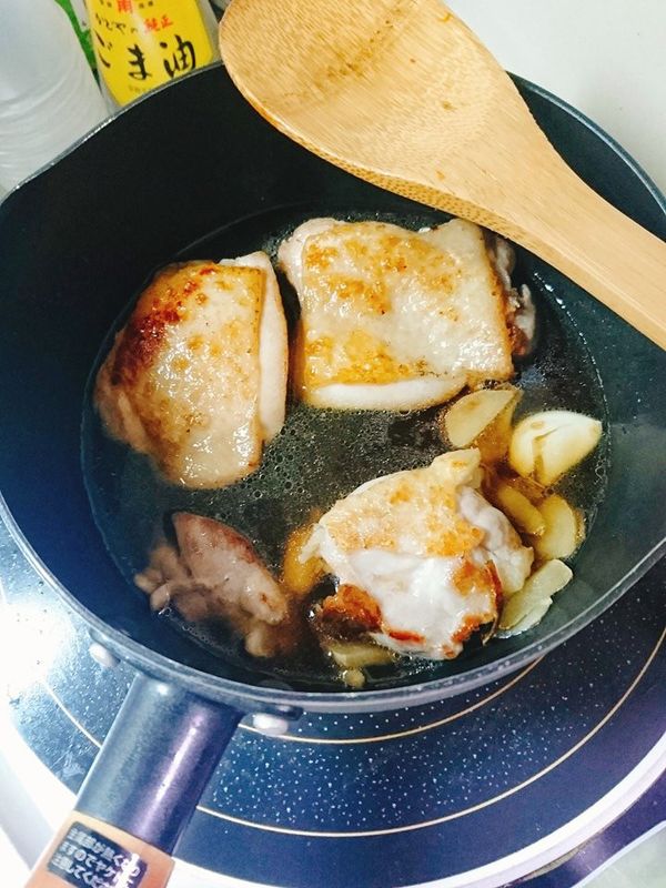 兩面都上色後依序倒入滷汁的材料
鍋子稍微搖一下用湯匙弄勻滷汁
繼續小火煮滷汁
雞腿肉偶爾翻面讓兩面都吸收滷汁