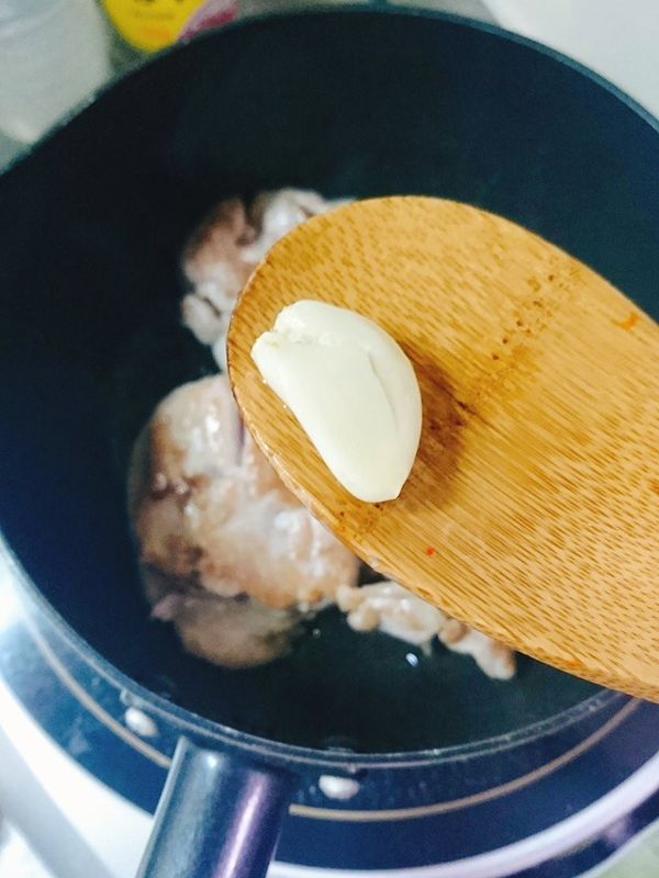 雞腿肉兩面都翻過的同時把蒜頭丟下鍋
煎出蒜香