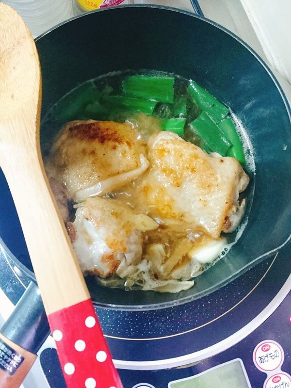 滷汁滾後放入蔥段