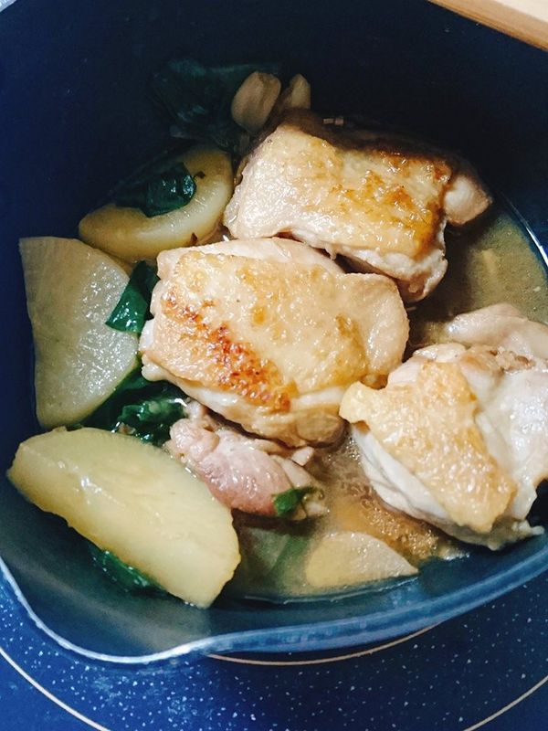 滷到蘿蔔上色滷汁收到喜歡的程度就可以關火啦
關火後靜置5-7分鐘讓食材吸收滷汁