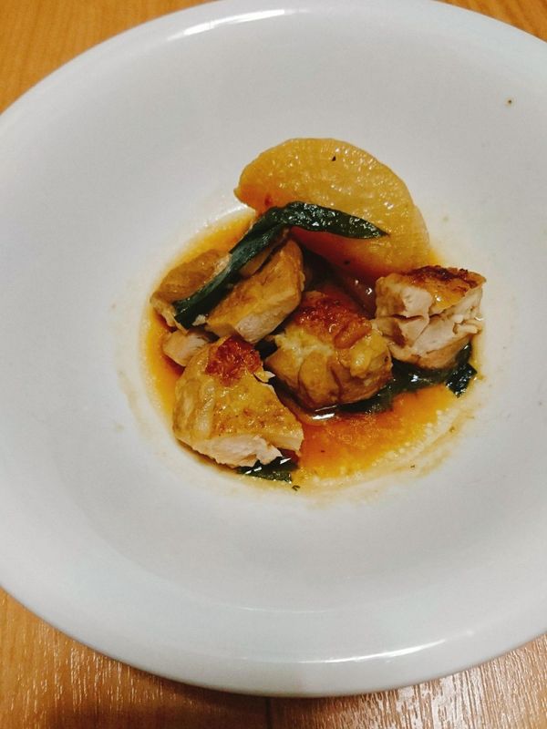 雞腿肉沒切是為了方便煎它帶便當也很好帶
吃的時候依照自己的喜好剪成塊狀也可以喔