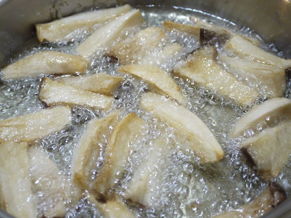 步驟1杏鮑菇切狀,表面沾點地瓜粉下鍋油炸,油炸過的杏鮑菇我覺得很好吃