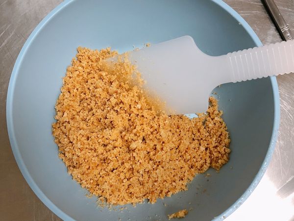 把餅乾放入密封袋內壓碎,用桿麵棍桿一桿(越碎越好)
奶油加熱後與碎餅乾攪拌均勻