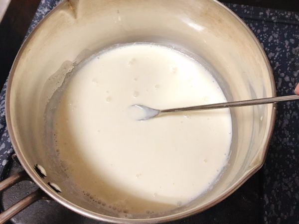 鮮奶油加熱，煮滾後關火
加入泡軟的吉利丁片後攪拌備用