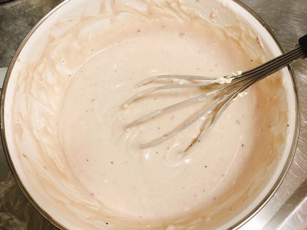 打發Cream cheese
分批加入糖攪拌
加入優格攪拌
加入藍莓果醬攪拌
加入步驟3的鮮奶油攪拌