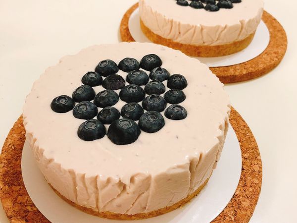 打發後倒入步驟2壓好餅乾的蛋糕模內
擺上藍莓後冰入冰箱
冰個一晚後脫模就完成囉！