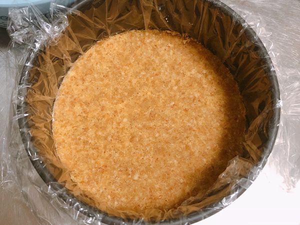 鋪入可以脫模的蛋糕模內壓平壓緊後放入冰箱