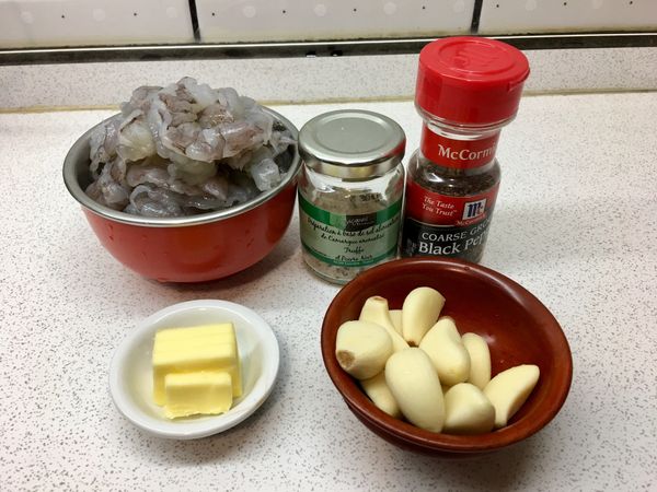 材料如圖
蝦剝殼後從背部片開不切段
去腸泥後
鹽米酒略抓醃過備用