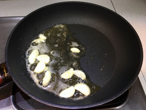 奶油入鍋溶化後
入蒜片煎香