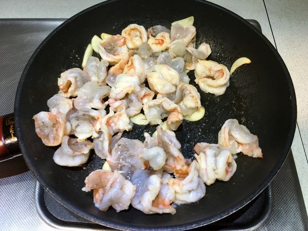 蝦用紙巾擦乾後入鍋快炒