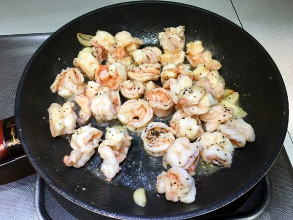 放入調味料調味
起鍋前淋些白葡萄酒即可