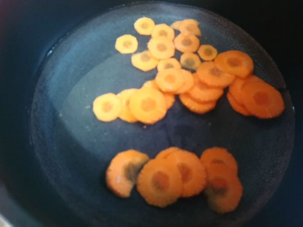 先將各種蔬菜在滾水拖一拖，再沖凍水保持翠綠，然後用廚房紙印乾