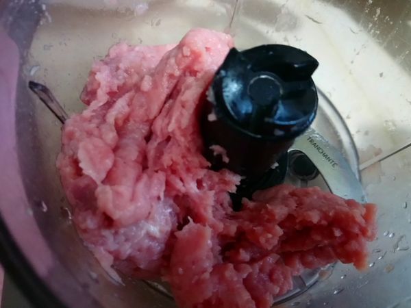 豬肉切片，放入攪拌機打至起膠