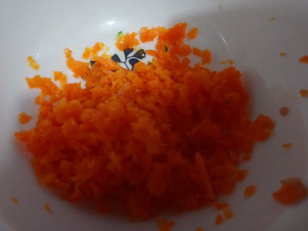 紅蘿蔔放入攪拌機打碎