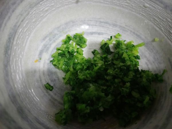 將菜心苗和西蘭花切碎