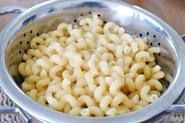 先將通心粉煮熟，然後澀乾水份備用。煎香培根，再切成小塊備用