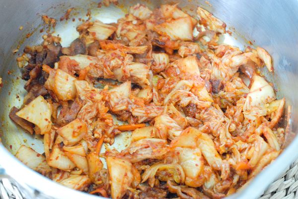 熱鍋後下少許油，炒泡菜一分鐘，然後下培根，再炒一炒