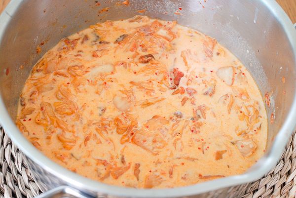 下麵粉後炒一分鐘，然後逐少加入牛奶，用中火煮沸後轉小火再煮五分鐘，下鹽、雞粉和黑胡椒調味