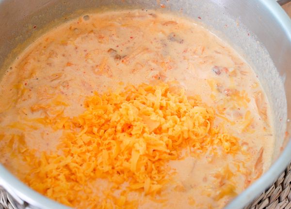 再下起司碎，煮至起司溶化