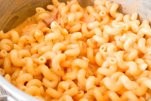 加入通心粉，拌勻