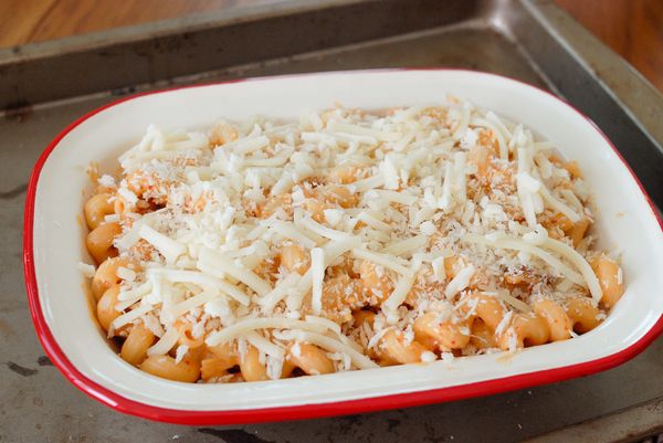 將通心粉倒入容器內，再灑上起司碎和麵包粉，放入已預熱180度烤箱，烤約15分鐘或至起司溶化即成！