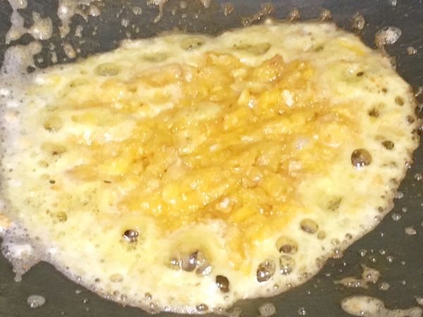 倒入1.5大匙的油，放入鹹蛋黃炒至起泡，再加入蒜末爆香。