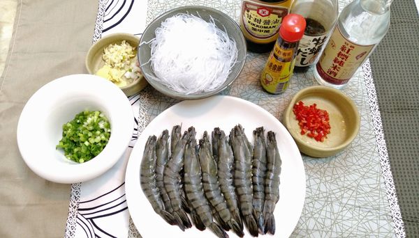 炒香薑片、蒜末、辣椒末。