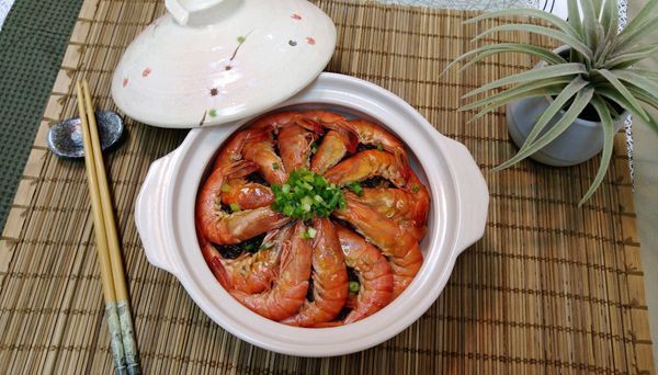 上桌前若希望再稍微煮一下可以在砂鍋內加一點高湯再煮。