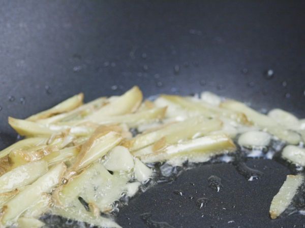 炒鍋下油，下蒜末與薑絲先爆香。
