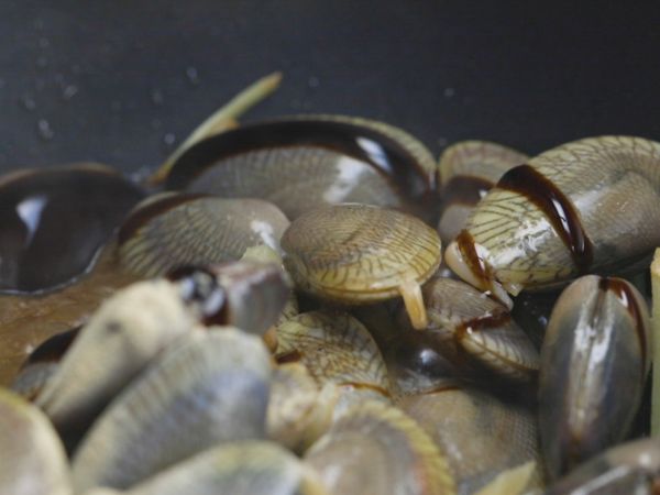 再下海瓜子、黑醋、素蠔油、白胡椒粉、糖，稍微翻炒拌勻，蓋鍋悶1分鐘。